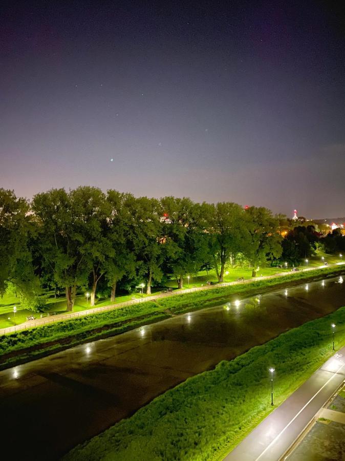 Capital Towers - Apartament Modern Z Widokiem Na Rzeke ジェシュフ エクステリア 写真